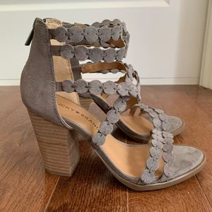 Lucky Brand Women’s Grey LP-Lameer Sandal